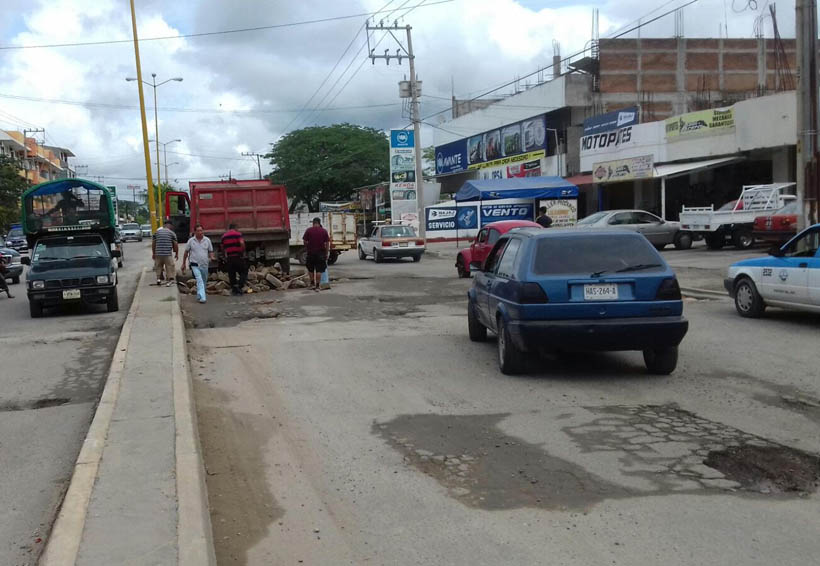 Taxistas rehabilitan tramos carreteros en la Costa