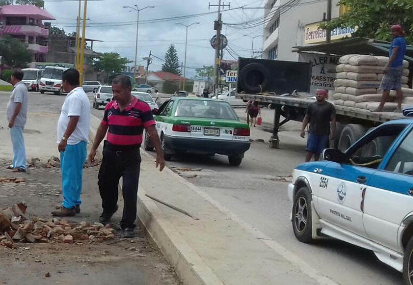 Taxistas rehabilitan tramos carreteros en la Costa