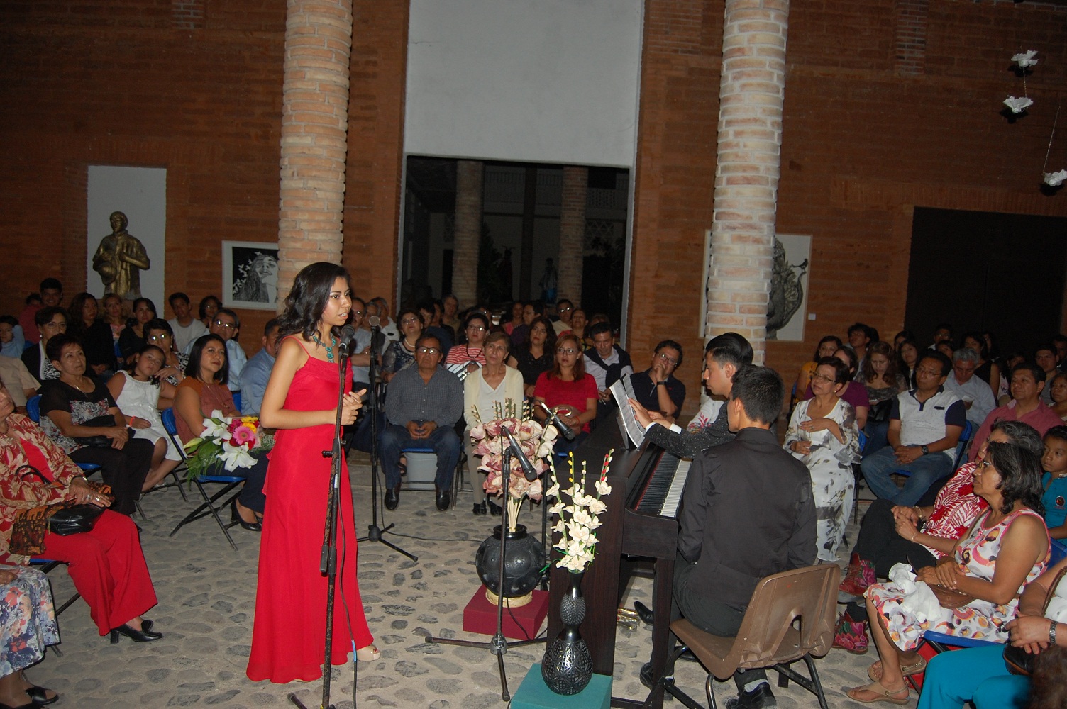 Jóvenes interpretan música de mixtecos