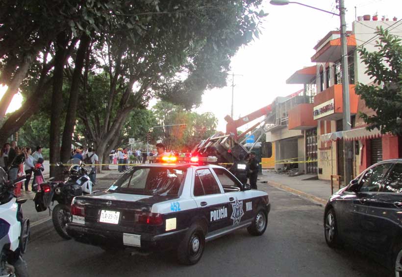 Grúa a punto de volcar causa pánico en Oaxaca