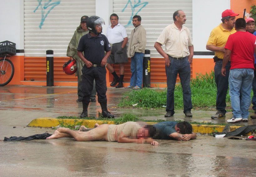 Golpean con saña y desnudan a dos jóvenes en Oaxaca