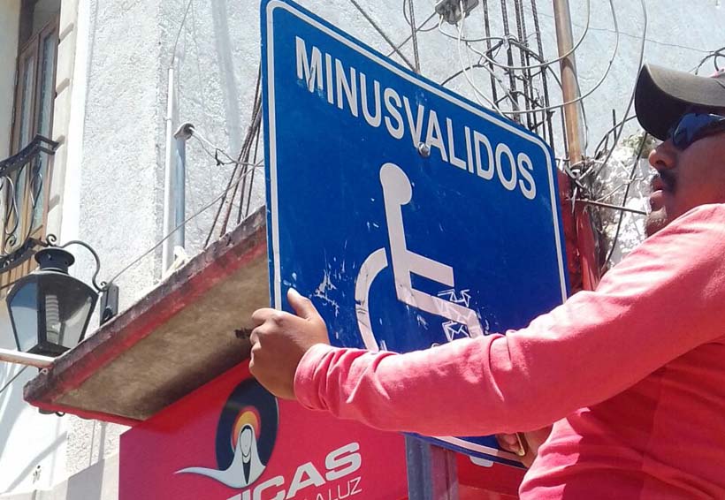 En la Mixteca cambian señalética de espacios públicos