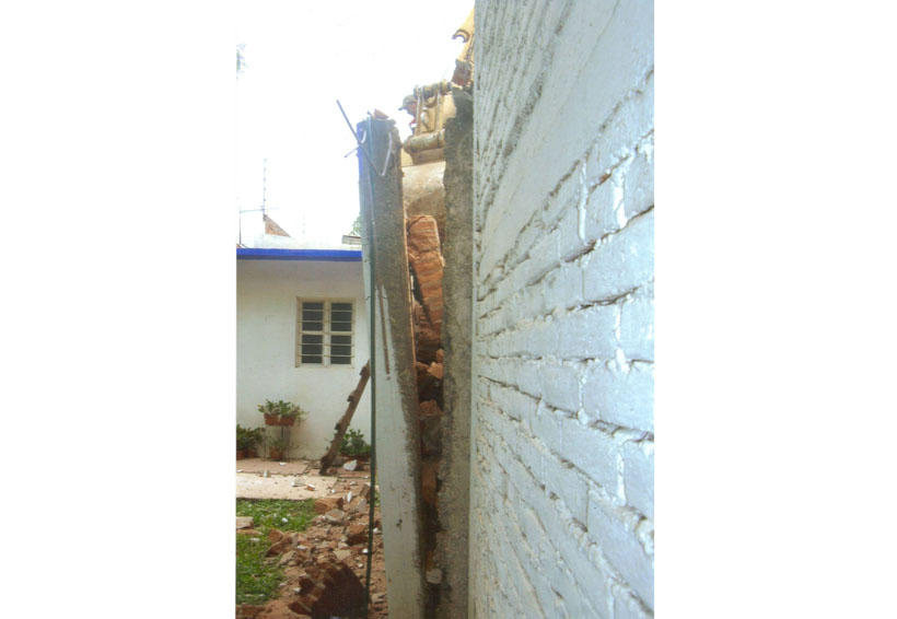 Maquinaria daña varias viviendas en Oaxaca