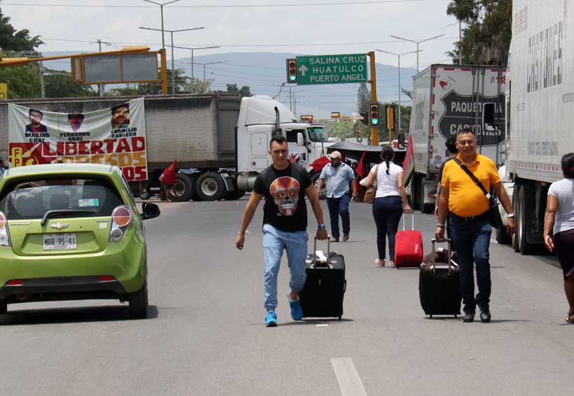 Bloquean el crucero del aeropuerto de Oaxaca