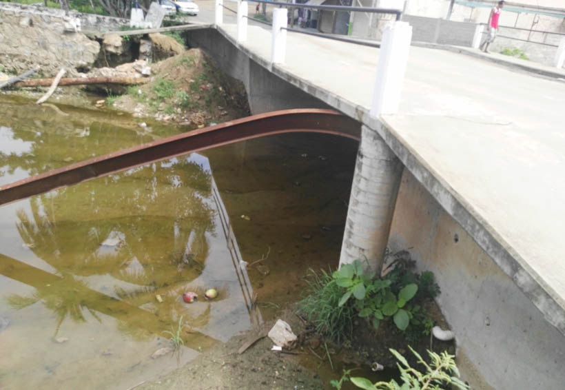 Acusan contaminación ante obsoleto sistema de drenaje en Puerto Ángel