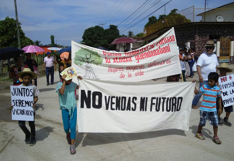 Marchan comuneros de Unión Hidalgo contra eólica