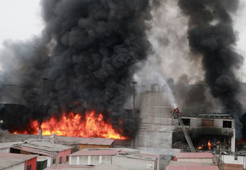Bomberos sofocan incendio en fábrica de solventes | El Imparcial de Oaxaca Bomberos sofocan incendio en fábrica de solventes | El Imparcial de Oaxaca