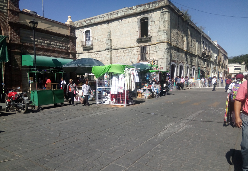 Colocan en Oaxaca puestos  semifijos en límites  de estacionamiento