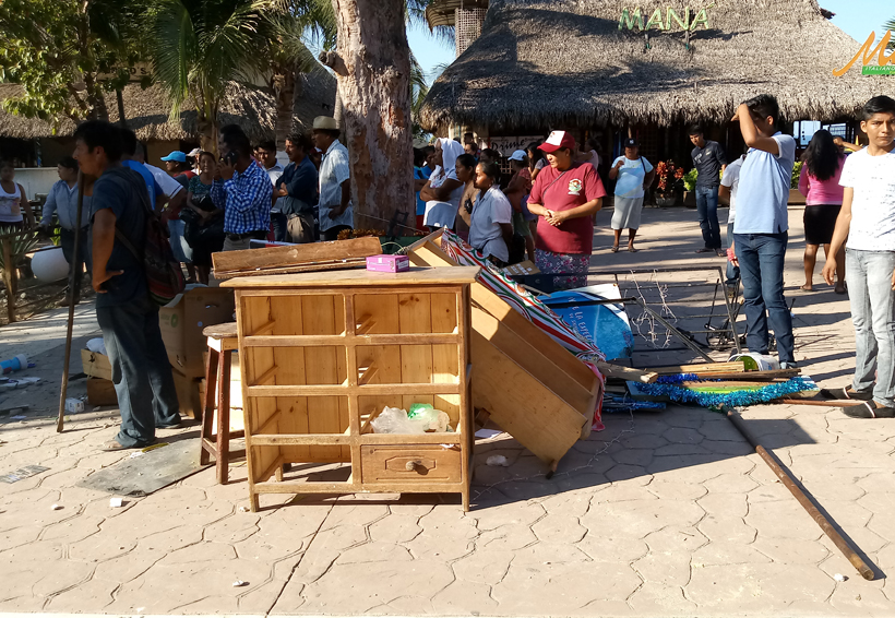 Video: Retiran puestos irregulares de Puerto Escondido, Oaxaca