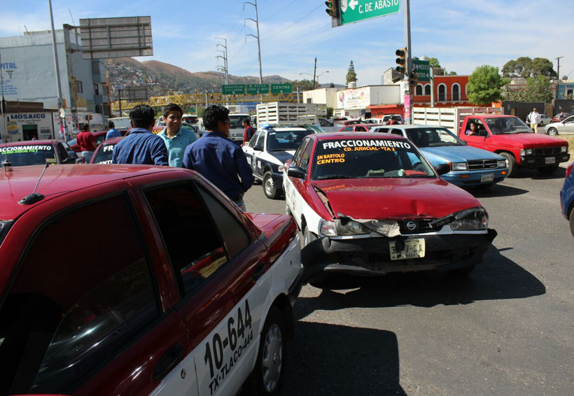 Chocan taxis foráneos en el Periférico | El Imparcial de Oaxaca Chocan taxis foráneos en el Periférico | El Imparcial de Oaxaca