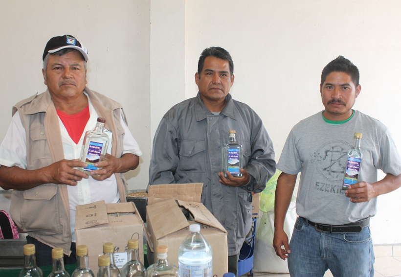 Mezcaleros de la Mixteca pretenden erradicar las  ventas con intermediarios