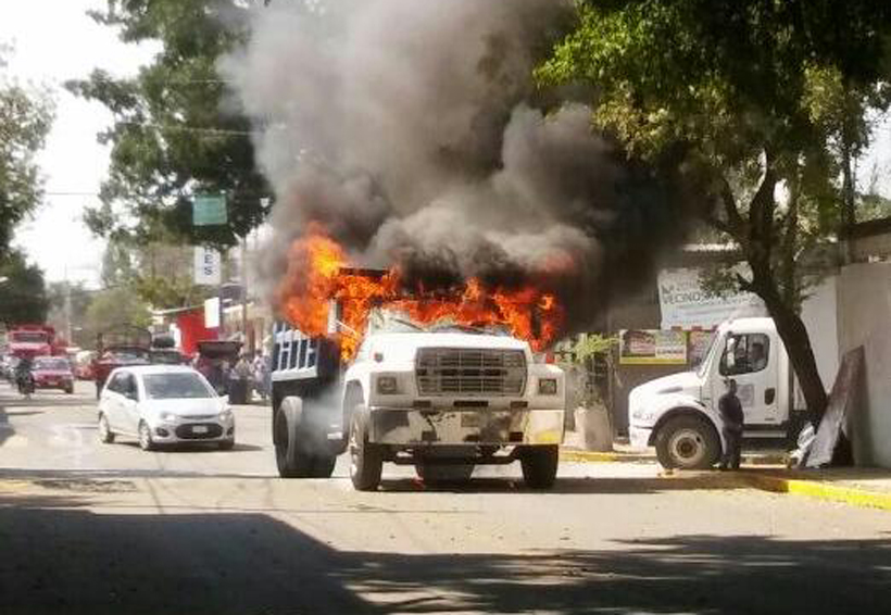 Intentan quemar volteo con conductor dentro en San Juan Chapultepec. Noticias en tiempo real