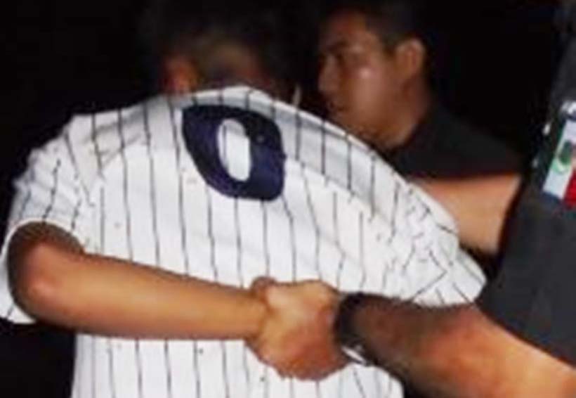 Detenido por lanzar ‘chela’ a policías de Huajuapan. Noticias en tiempo real