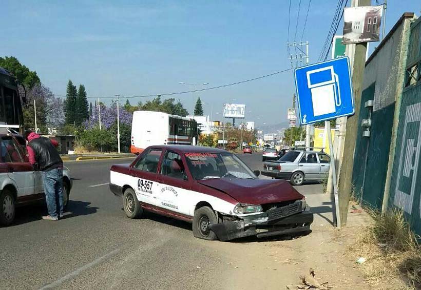 Una mujer lesionada por choque de taxi en Tlacolula de Matamoros. Noticias en tiempo real