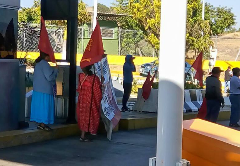 Normalistas y triquis  toman caseta de Huitzo, Oaxaca. Noticias en tiempo real