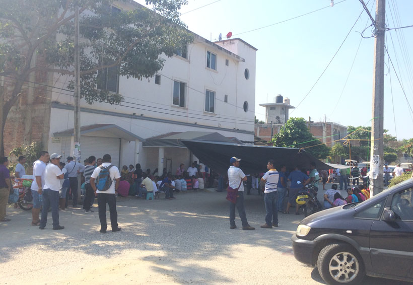 Profesores impiden labores  en oficinas gubernamentales de la Costa de Oaxaca. Noticias en tiempo real