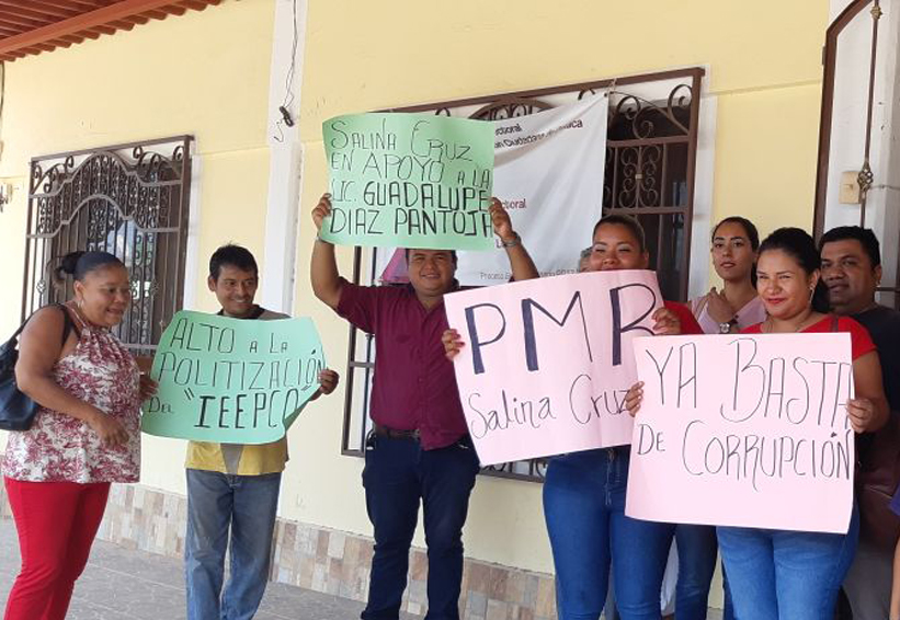 Se manifiestan mujeres en el  Consejo Municipal Electoral de Salina Cruz, Oaxaca. Noticias en tiempo real
