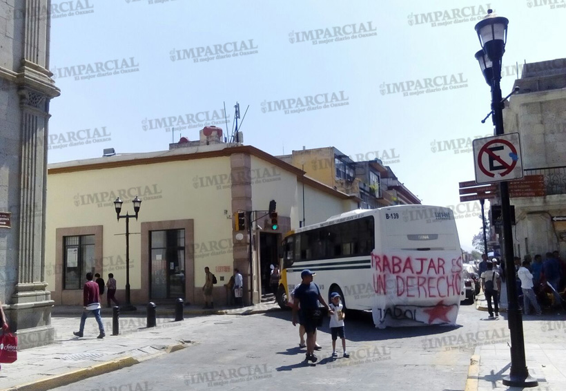 Comerciantes de la UACOL bloquean el Centro de Oaxaca. Noticias en tiempo real