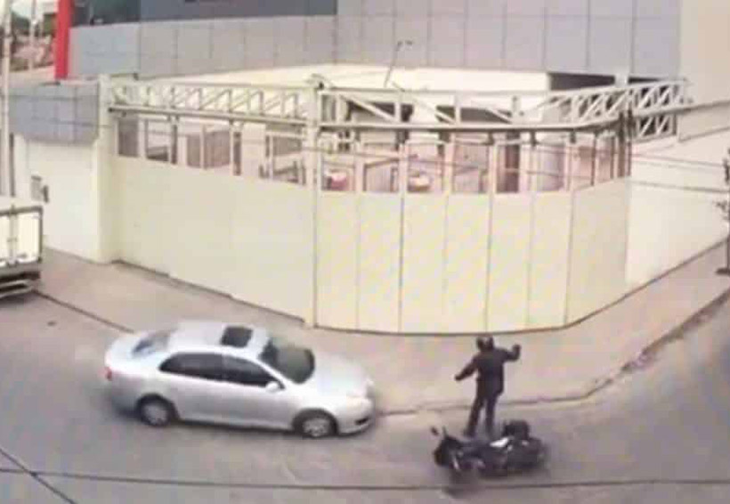 Video: Atropellan a motociclista en persecución y huyen. Noticias en tiempo real