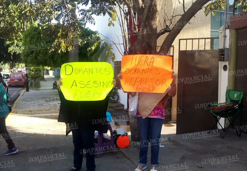 Rocían químico a maestros por tomar oficinas del IEEPO en Oaxaca. Noticias en tiempo real