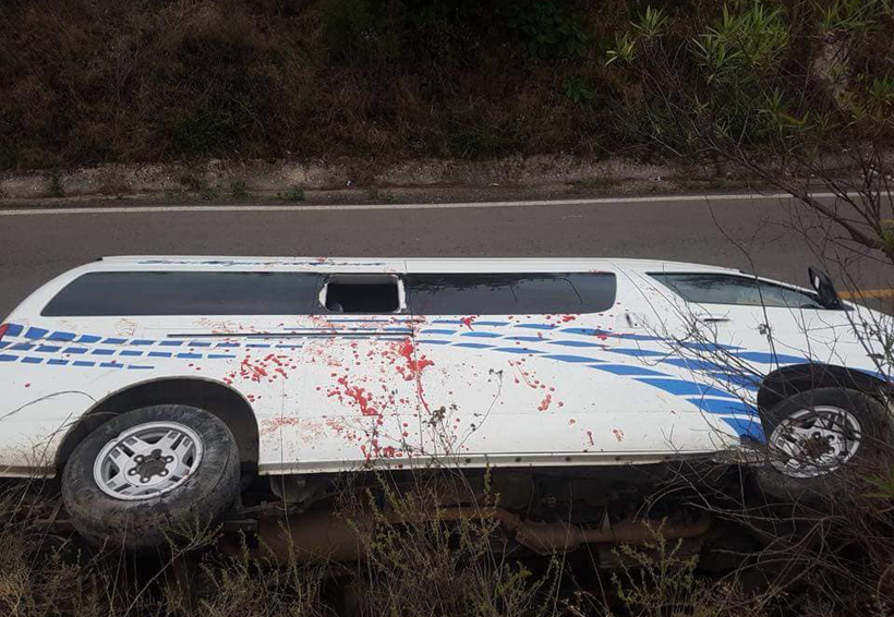 Vehículo de transporte vuelca en la Mixteca; hay tres heridos. Noticias en tiempo real