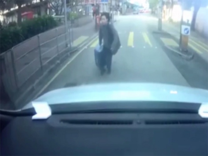 Video: Mujer pretendía ser atropellada para cobrar seguro. Noticias en tiempo real