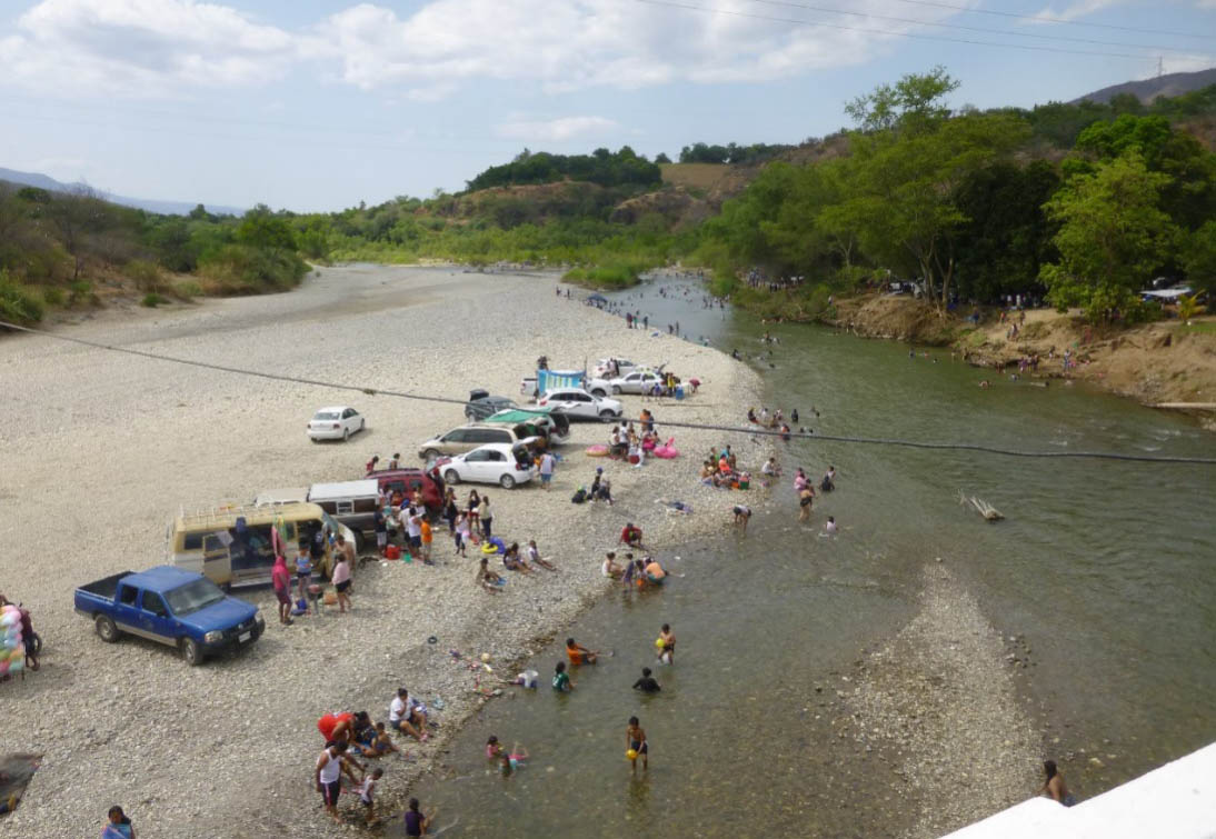 Cientos de vacacionistas  disfrutan de las aguas  de ríos en Cuicatlán, Oaxaca. Noticias en tiempo real