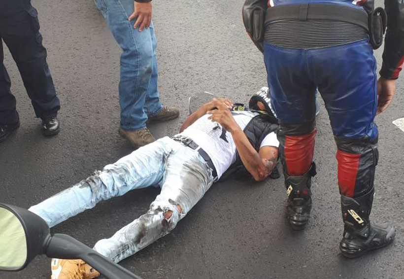 Piojo Herrera sufre percance vial y le echa la mano a motocilcista