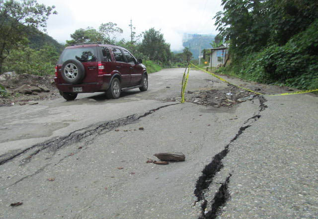 Baches y cuarteaduras en  el asfalto Huautla-Teotitlán. Noticias en tiempo real