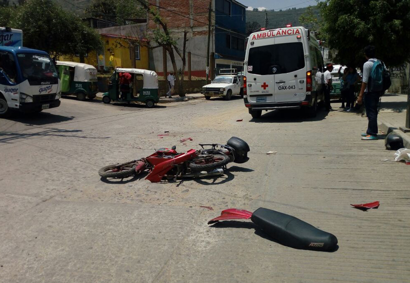 Motociclista le da golpazo por atrás a mototaxi en Lomas de Chapultepec, Oaxaca. Noticias en tiempo real