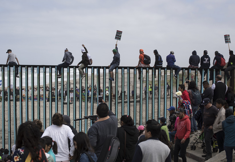 Llegan a la frontera de México y EU indocumentados; realizan protesta. Noticias en tiempo real