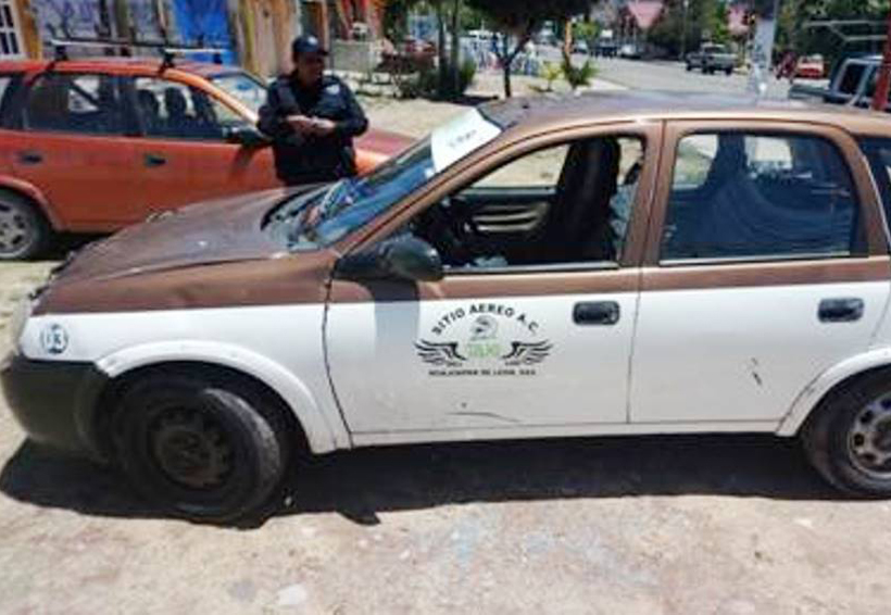 Abandonan un taxi que fue cristaleado en Huajuapan; indagan robo. Noticias en tiempo real