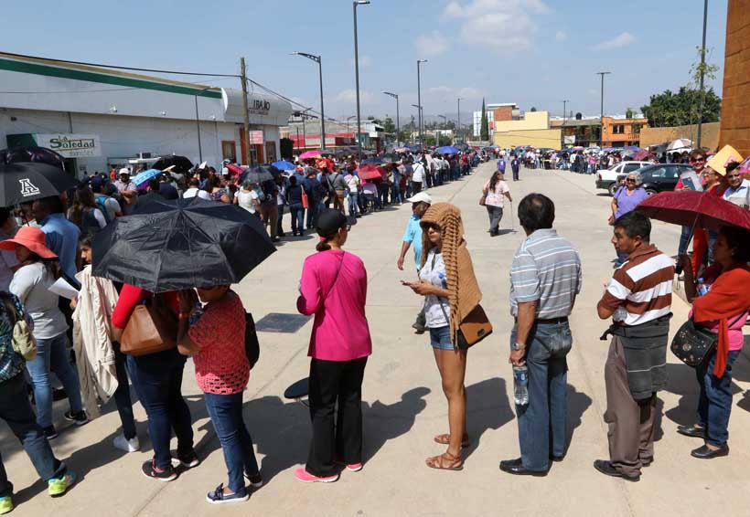 Largas filas y acusaciones en elección de burócratas en Oaxaca. Noticias en tiempo real