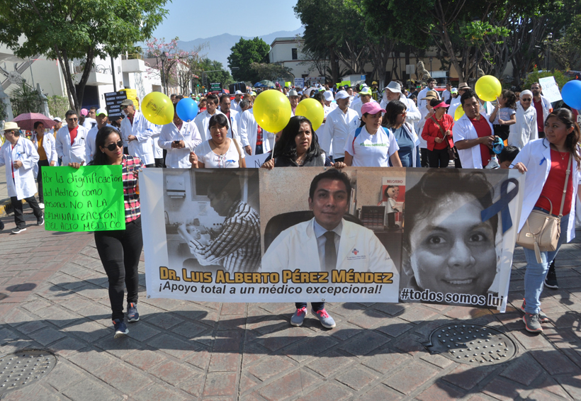 Video: Se movilizan médicos de Oaxaca en apoyo al médico Luis Alberto. Noticias en tiempo real