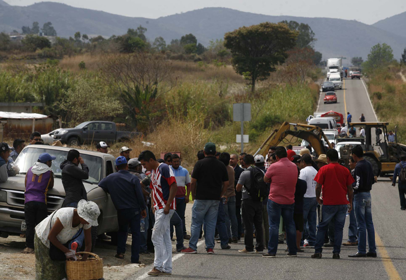 Mezcaleros cierran la carretera 190 en Oaxaca. Noticias en tiempo real