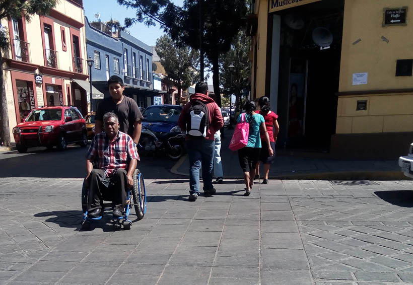 Personas con discapacidad en Oaxaca  se quejan por mal  estado de banquetas. Noticias en tiempo real
