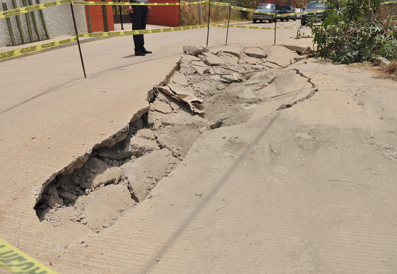 Piden reconstruir  tramo hundido en  San Felipe del Agua, Oaxaca. Noticias en tiempo real