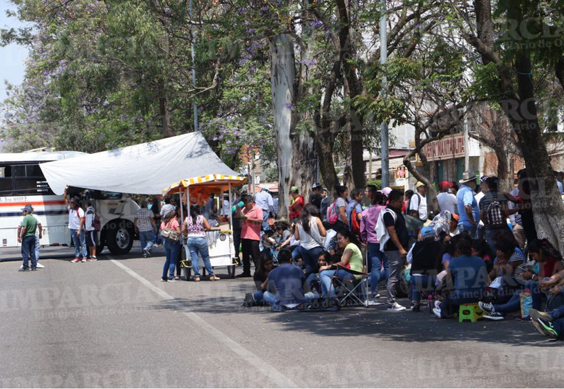 Bloqueos en Oaxaca afectan a cientos de personas. Noticias en tiempo real