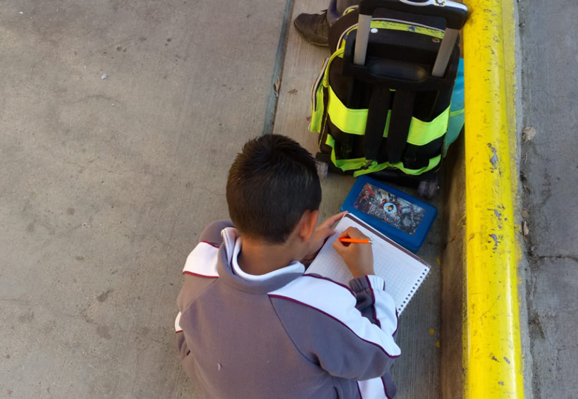 Niños toman clases en la calle de la agencia Donají de Oaxaca. Noticias en tiempo real
