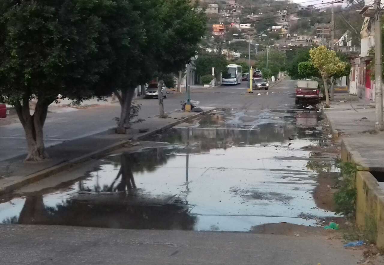 Aguas negras afectan a  vecinos del barrio Espinal en Salina Crux, Oaxaca. Noticias en tiempo real