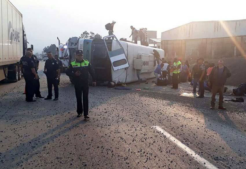 Vuelca autobús que salió de Huautla de Jiménez, reportan más de 40 lesionados. Noticias en tiempo real