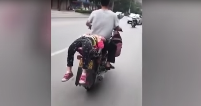 Video: Padre amarra a la moto para obligarla a ir a la escuela. Noticias en tiempo real