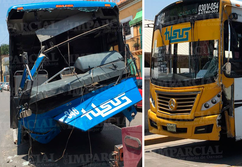 Aparatoso choque en calzada Madero deja destrozado autobús. Noticias en tiempo real