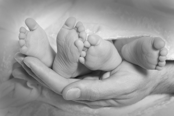 Mujer da a luz a gemelos pero le entregan sólo a un bebé. Noticias en tiempo real