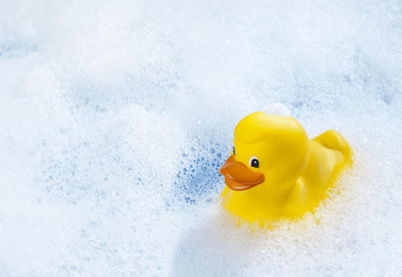 El peligro de los patitos de hule en la bañera según estudios. Noticias en tiempo real