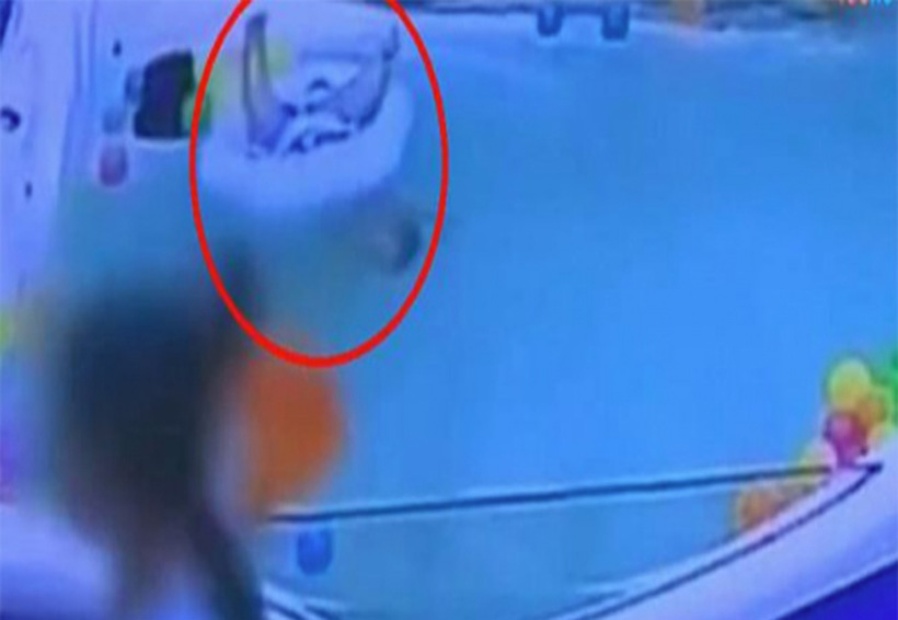 Video: Cuidadores descuidan a bebé dentro de piscina y casi muere ahogado. Noticias en tiempo real