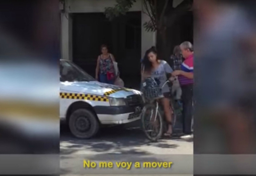 Video: Mujer ciclista enfrenta a taxista que la acoso. Noticias en tiempo real