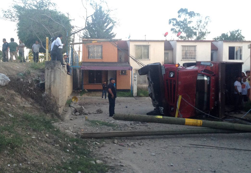 Cetemista vuelva en carretera Oaxaca–Etla y causa daños en fraccionamiento. Noticias en tiempo real