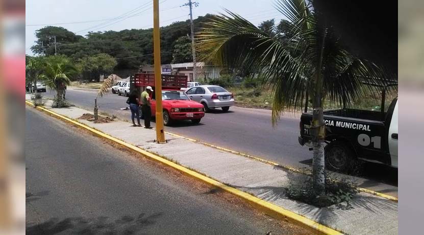 Choca taxi y camioneta en  Juchitán; sin lesionados. Noticias en tiempo real