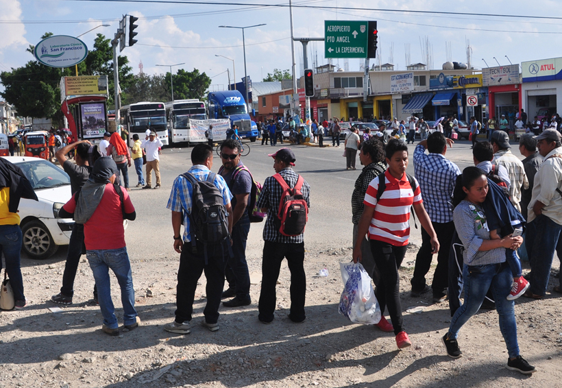 Bloquean crucero en Oaxaca por más de 6 horas. Noticias en tiempo real